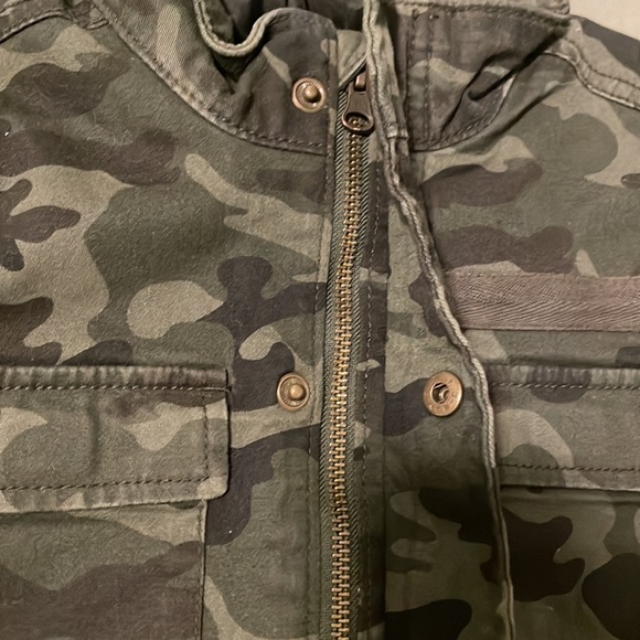 Old Navy Camouflage boys jacket Size youth 6-7 *Great Condition* - Picture 3 of 8